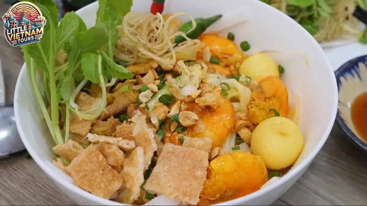 Mì Quảng – Mỳ vàng, thịt, tôm, ăn kèm rau sống