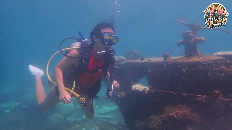 Lặn khám phá hang động ngầm